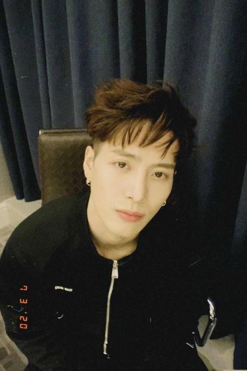 王嘉尔整容前后照片,蜕变之路，颜值飙升